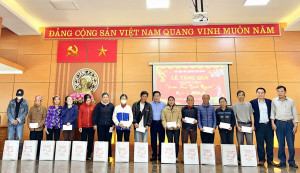 Đồng chí Đinh Thế Vinh – PCT UBND thị xã Thái Hòa tặng quà “Xuân ấm tình người” tại phường Long Sơn.
