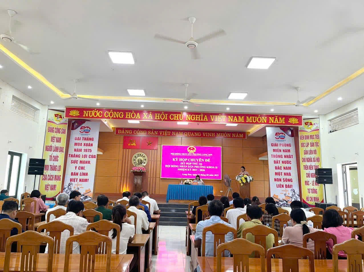 to cảnh dưới lên